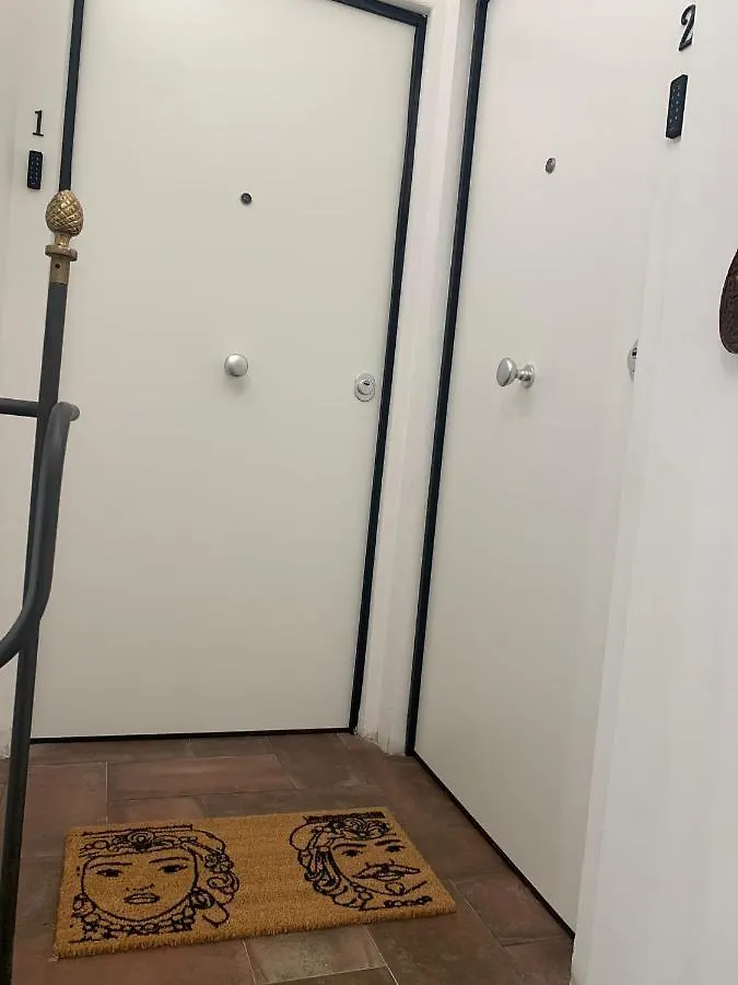 Calderai 82 Suites 1 E 2 Palermo 0*,  Włochy